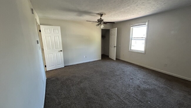 Building Photo - Spacious 4-Bedroom Apartment for Rent in S...