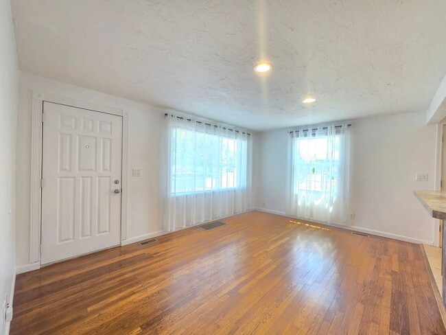 Building Photo - 5621 N Hemlock St