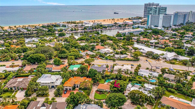 Building Photo - 1612 E Lake Dr