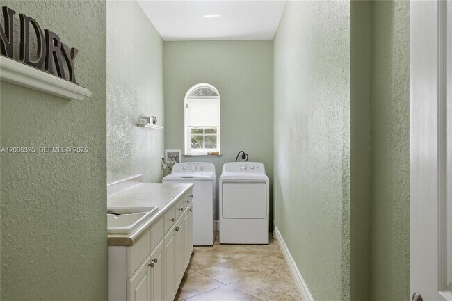 Building Photo - 20401 SW 48th Pl