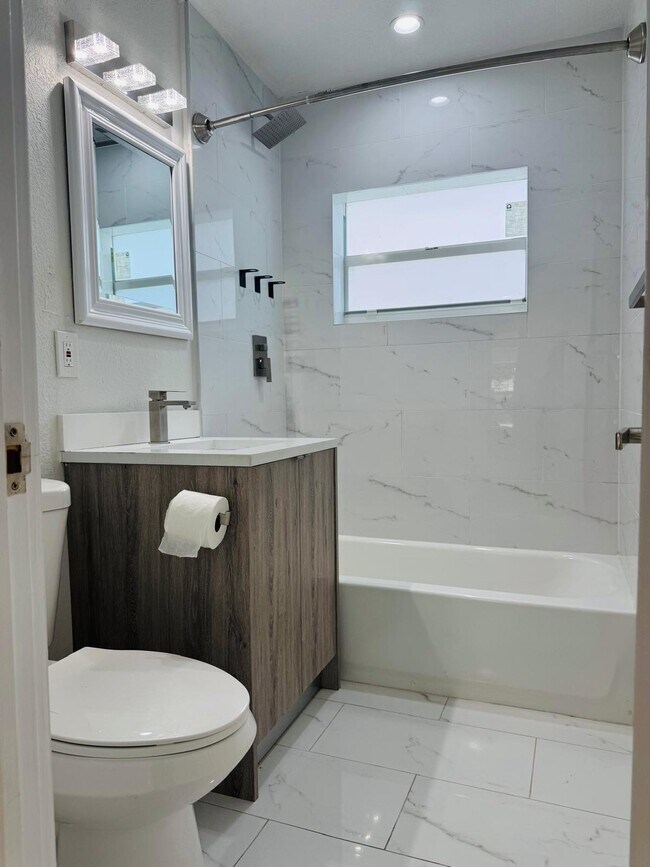 Building Photo - 4640 NE 5th Ave