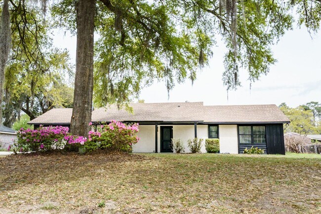 Building Photo - 3BR Home in Shell Point – Sunroom | Garage | Prime Location