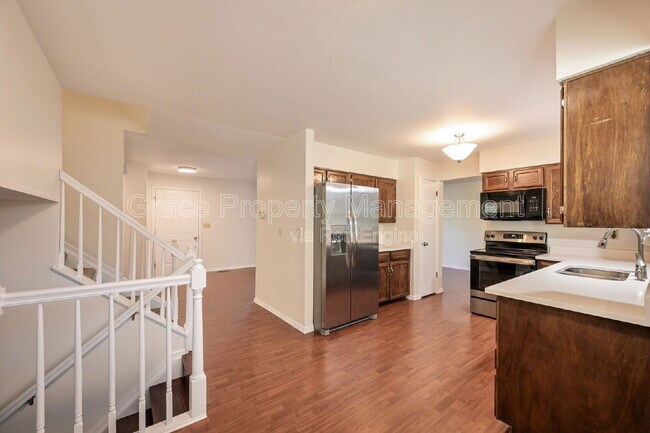 Building Photo - 580 E Kettle Ave