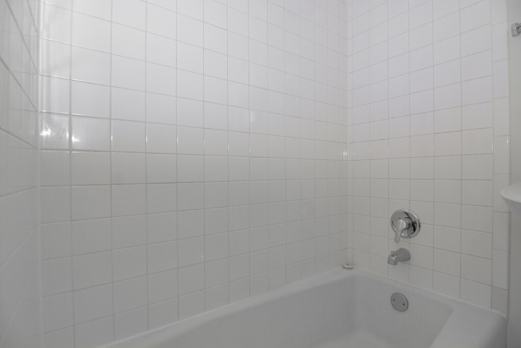 Building Photo - 1441 W Warner Ave