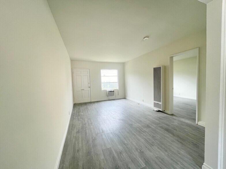 Building Photo - 525 E Valencia Ave