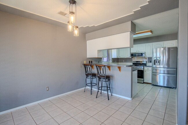 Building Photo - Conveniently located 3 Bedroom, 2 bath
