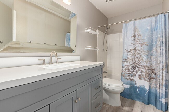 Building Photo - 4 Bedroom 2.5 Bath w/3 Car Garage in Super...