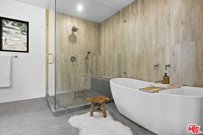 Building Photo - 1131 Rancho Dr