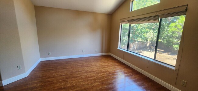 Building Photo - Wonderful 3 Bedroom 2.5 Bathroom Home in E...