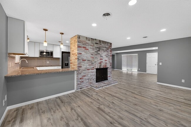 Building Photo - 495 Baywillow Dr