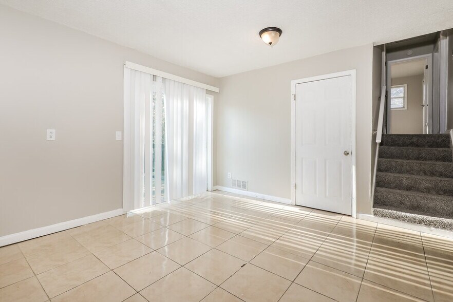 Building Photo - 494 Clara Dr
