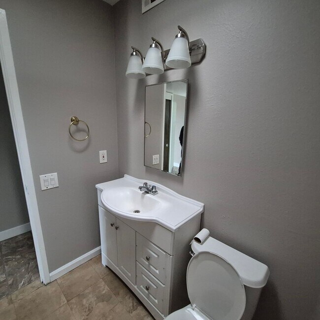 Building Photo - Carmichael 3 bedroom, $2195/month.