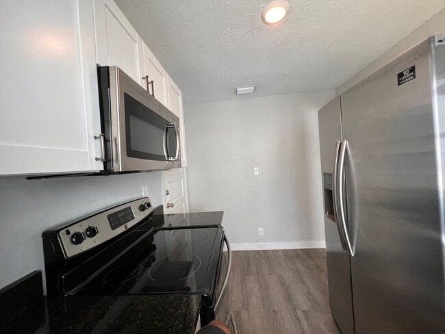 Building Photo - 718 W 7th St