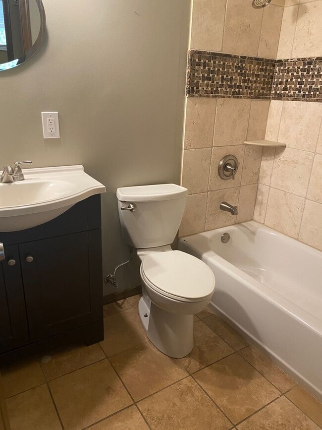 Building Photo - Eastside 3 bed 2 bath - Pool and Garage