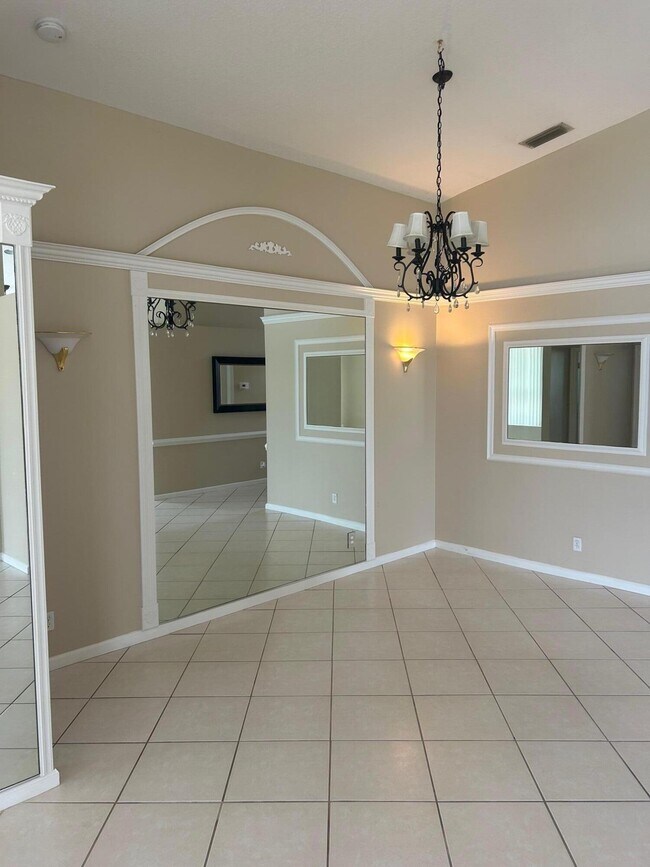 Building Photo - 987 NW Mossy Oak Way