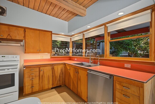 Building Photo - 2 Bedroom Mid Century Modern Home with Total Privacy!