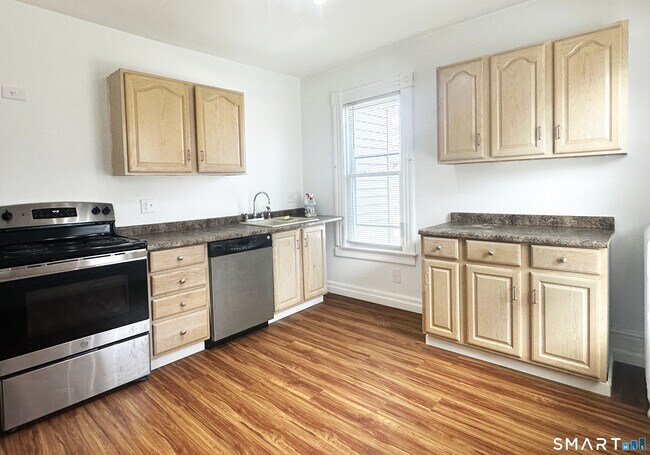 Building Photo - 394 High St