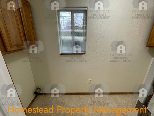 Building Photo - Room to breath!