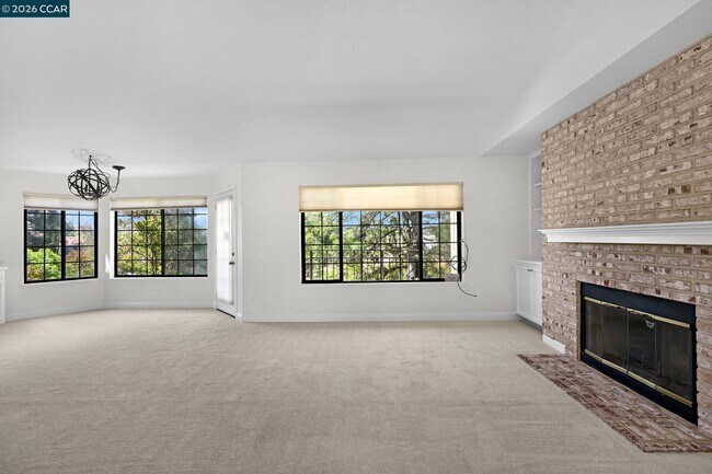 Building Photo - 5012 Lakeview Dr
