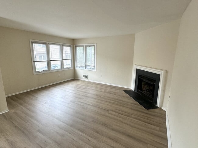 Building Photo - 3 bedrooms, 2.5 bathrooms