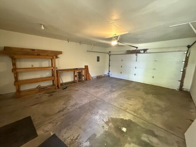 Building Photo - Gorgeous 4 Bed, 2 Bath Home in Central For...