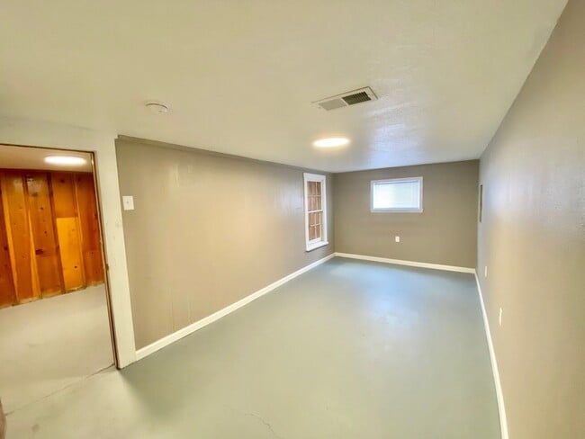 Building Photo - 1103 Ave B