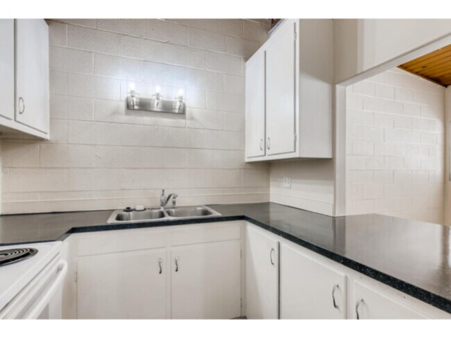 Building Photo - 6075 S Sterne Pkwy