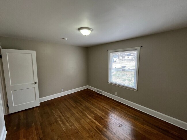 Building Photo - Charming 3-Bedroom 2-Bath with Beautiful Hardwood Floors