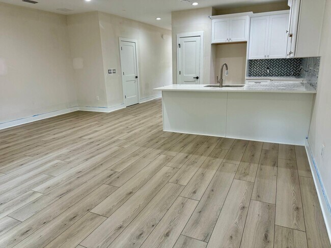 Building Photo - 362 Cloverdale Blvd