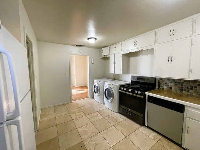 Building Photo - Spacious 3/1 Located Conveniently Close to Clapp Park & Texas Tech University!