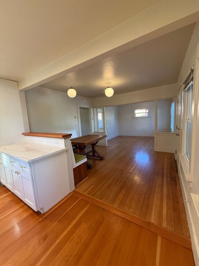 Building Photo - 323 Mountain View Ave