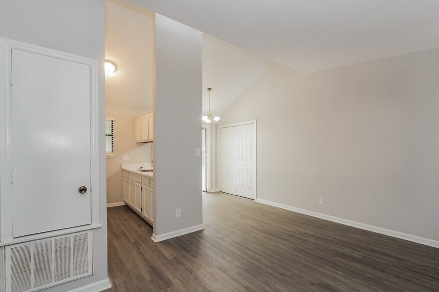 Building Photo - 5128 Glenview Ct