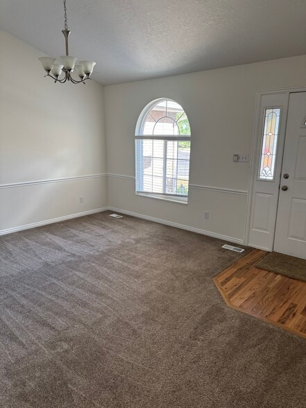 Building Photo - 1117 E 200 S