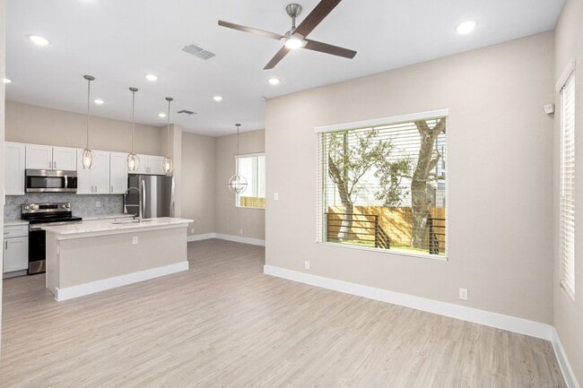 Building Photo - Gorgeous Luxury Townhome