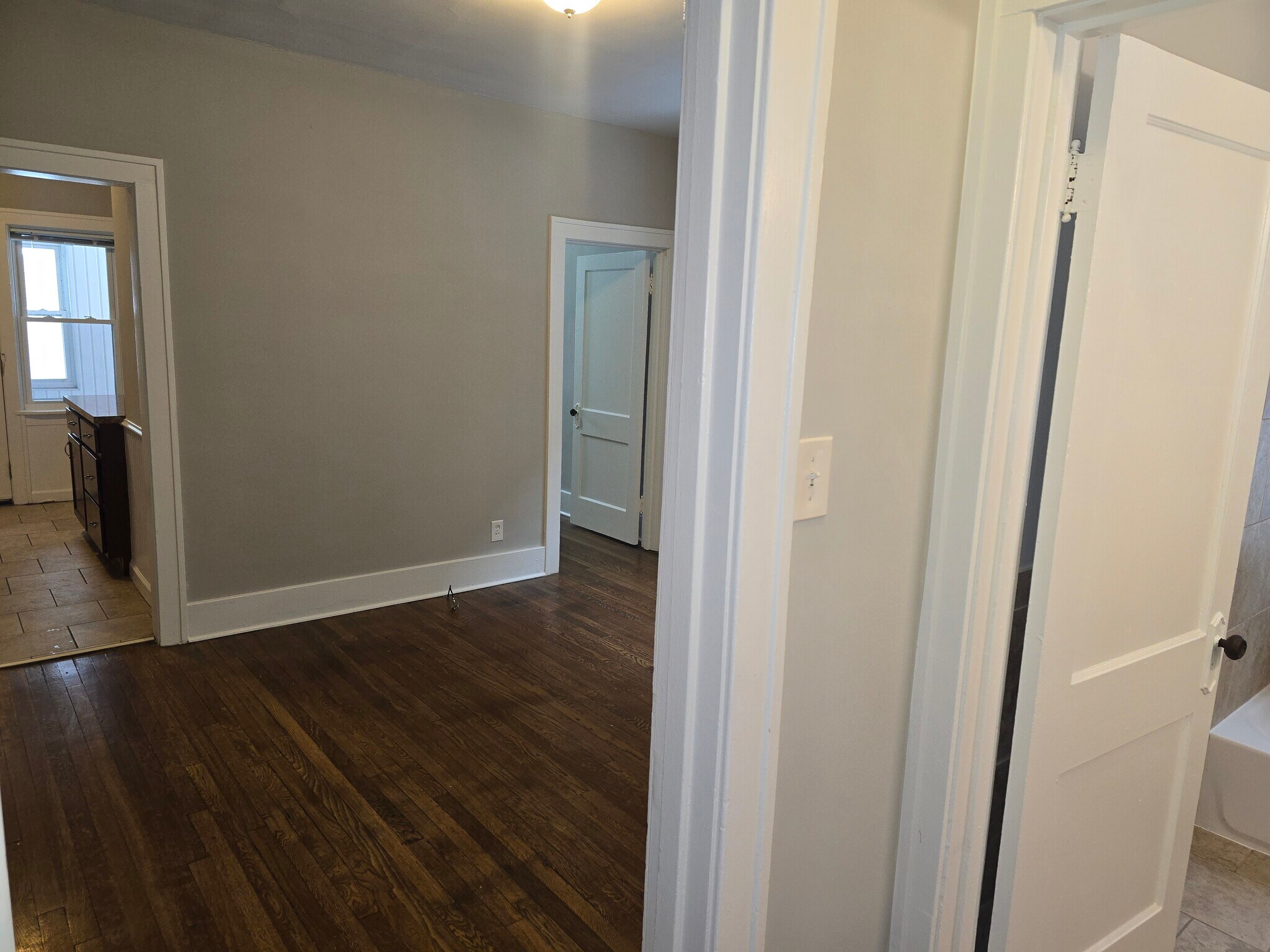 Building Photo - 1026 Lakepointe St