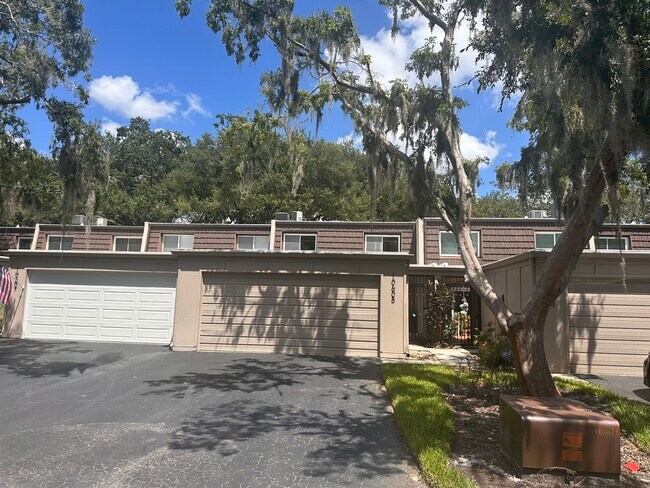 Building Photo - 10605 Carrollbrook Way