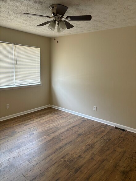 Building Photo - 923 Pine Oak Trl