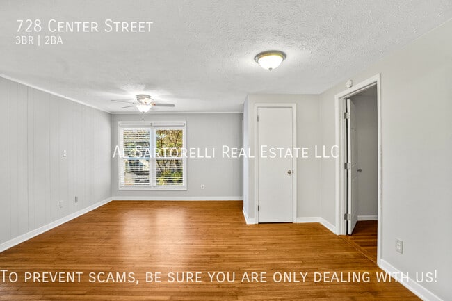 Building Photo - 728 Center St