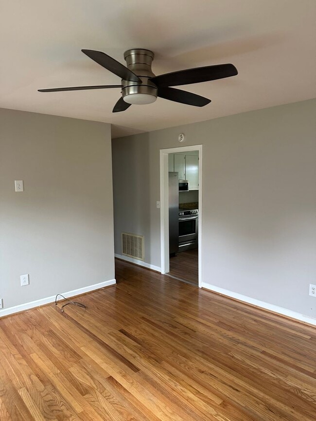 Building Photo - 3 Bed 1.5 Bath 10 Minutes from downtown!