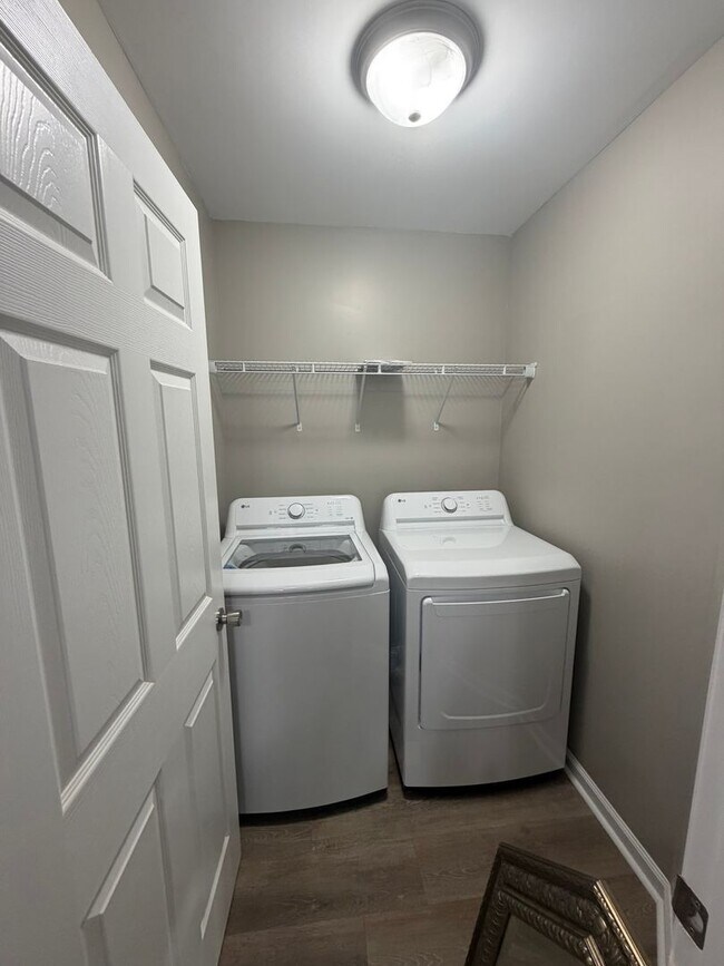 Building Photo - 4599 Lexington Rd