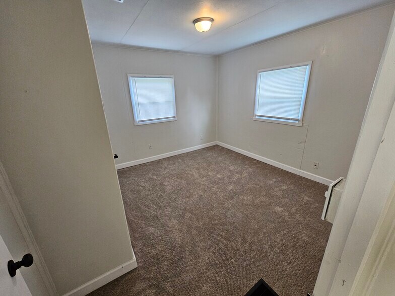 Building Photo - 877 S Ashburton Rd