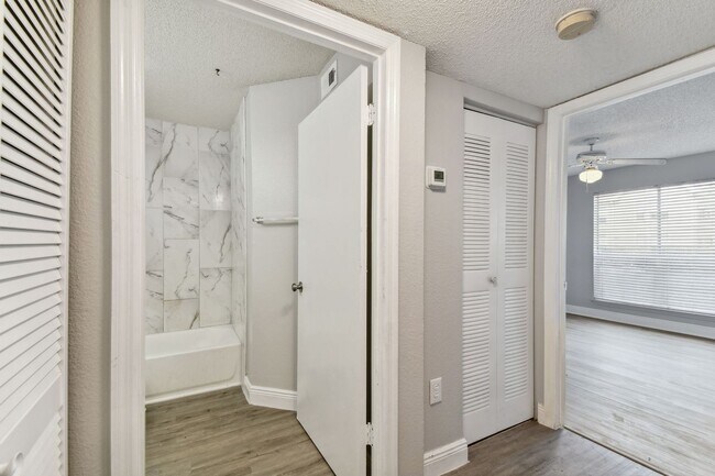 Building Photo - 9481 Highland Oak Dr
