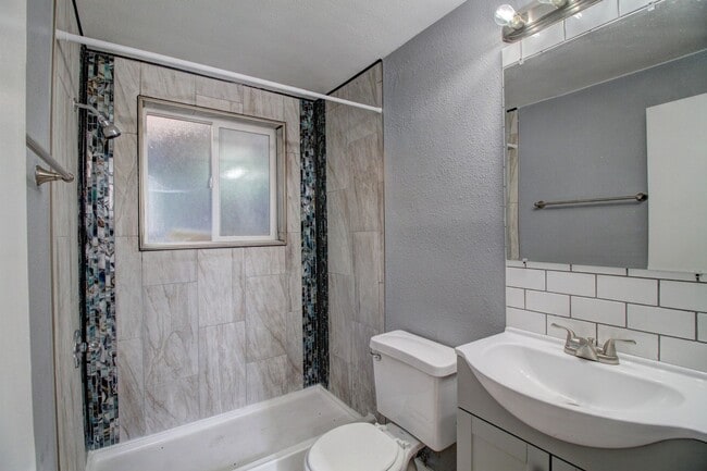 Building Photo - Remodeled 2 Bedroom in Lakewood! Great Loc...
