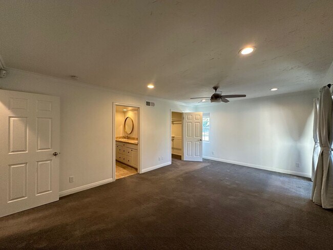 Building Photo - Stunning 4+3 pool home in Agoura Hills -Co...