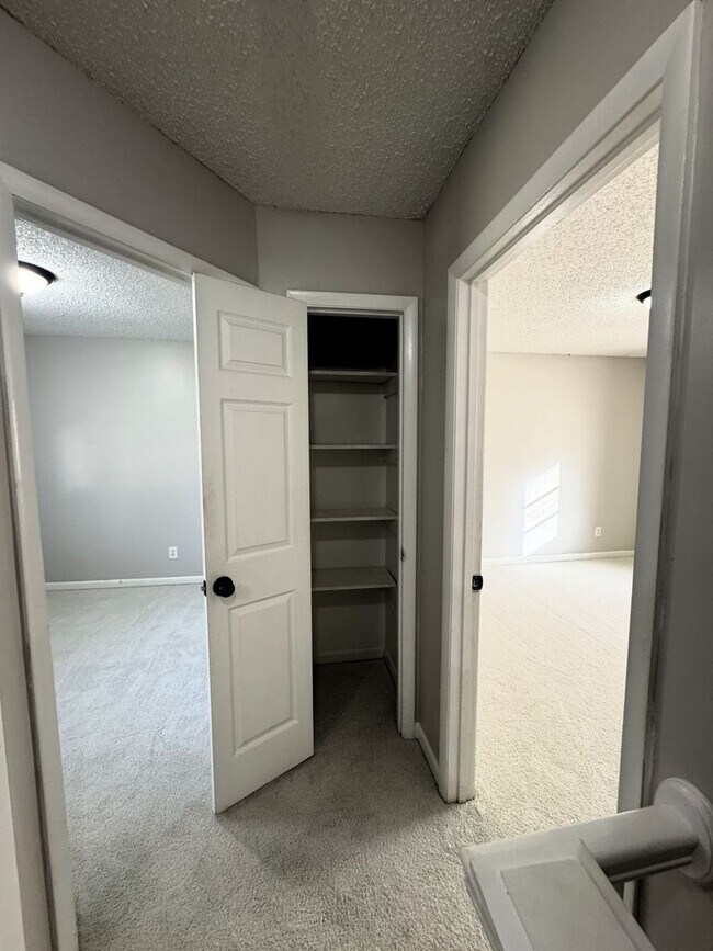 Building Photo - Move-In Special!! 1/2 Off First Month's Re...