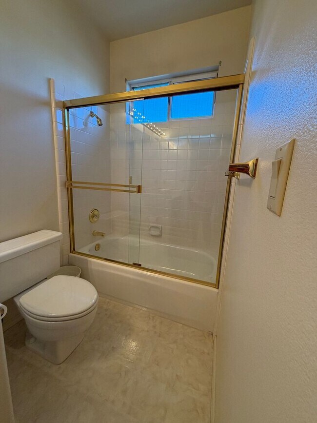 Building Photo - 625 Fox Hollow Way