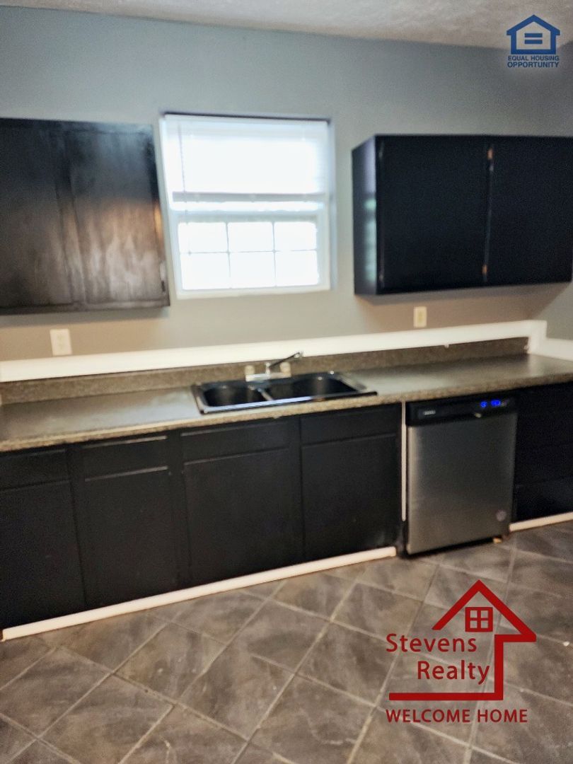 Building Photo - 912 W Scott Ave