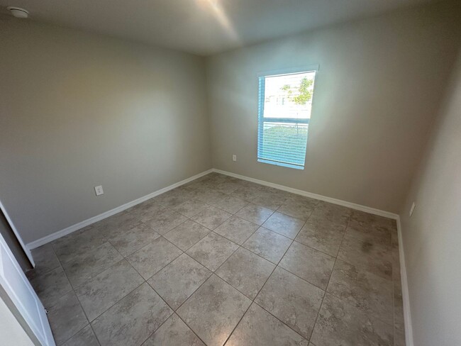 Building Photo - 4 Bedroom 2 bathroom NW Cape Coral Home- T...