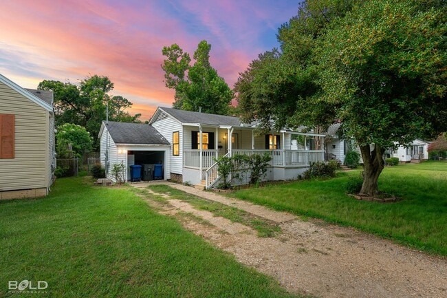 Building Photo - 237 E Elmwood St