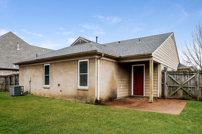 Building Photo - 10426 Redmond Cir N